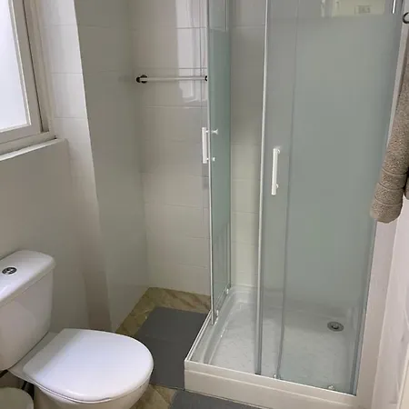 Quarto Com Varanda Em Arroios 1 *