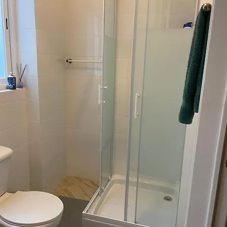 Quarto Com Varanda Em Arroios 1 * ליסבון