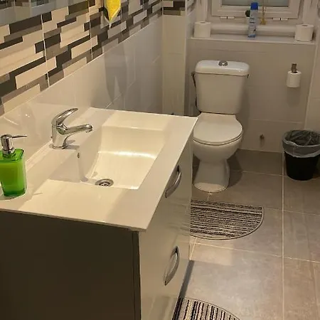 Quarto Com Varanda Em Arroios 1