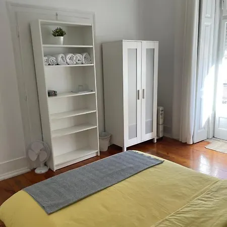 Quarto Com Varanda Em Arroios 1 * Lisbona